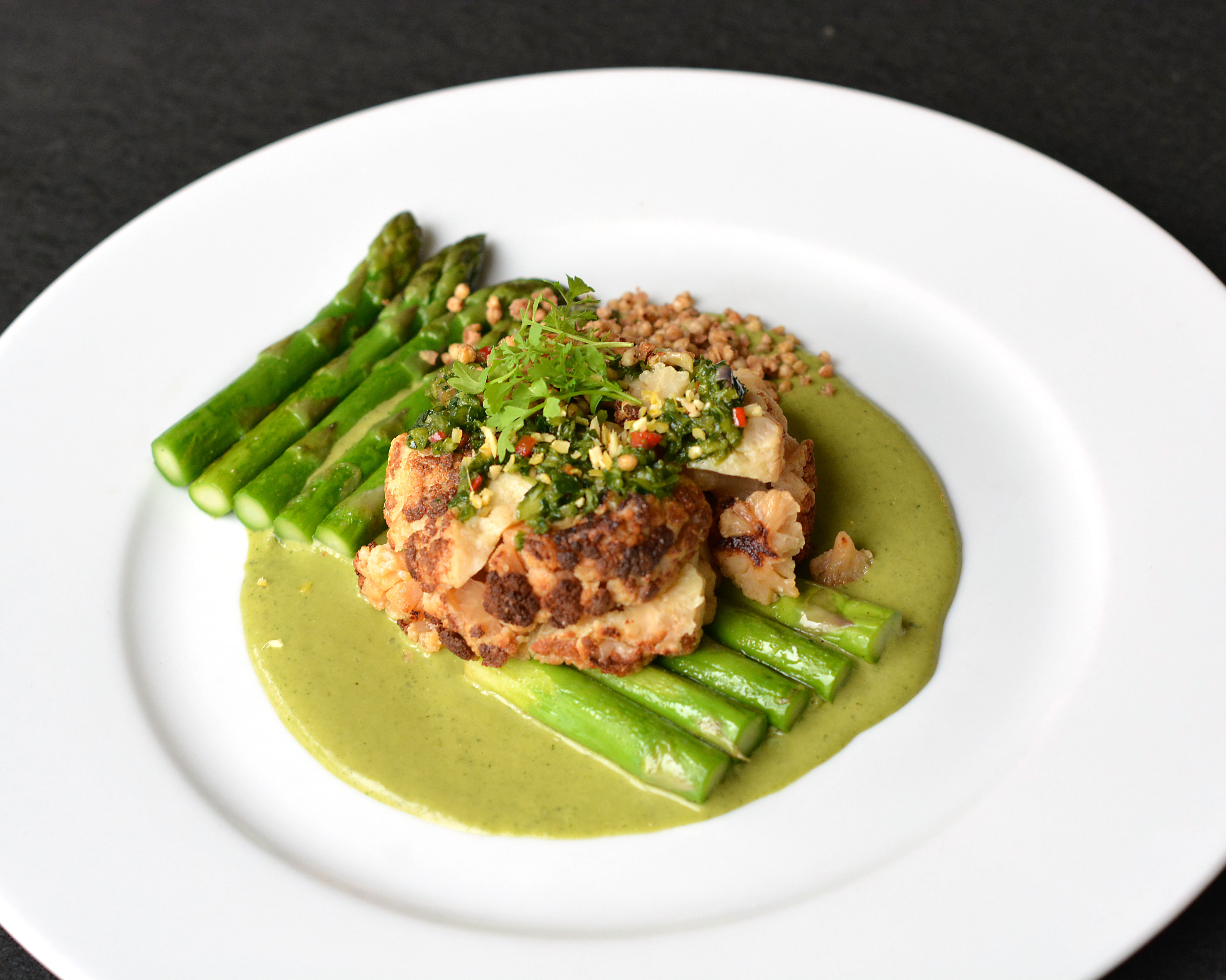 Karfiolsteak chimichurrival, zöldspárgával, hajdinaropogóssal